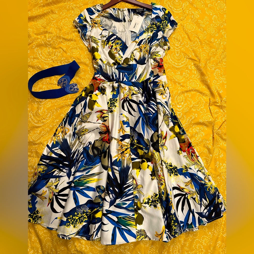 EUC-Dollz & Dames, Gracie Swing Dress in Paradise Floral with belt. Size XL.